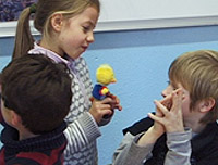 Abbildung aus den Unterrichtsvideos: Schüler_innen in Aktion im Englischunterricht der Grundschule