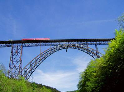 Die Müngstener Brücke wurde beim Brückenfest am 04.05.2003 von Wschrodt fotografiert  (Quelle: Wikimedia)