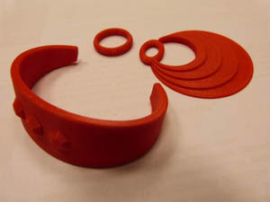 Schülerarbeiten: Design Armreif, Fingerring, Ohrring (3D-Drucke)