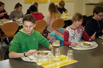 Schüler beim Essen