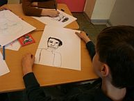Schüler zeigt seine Zeichnung