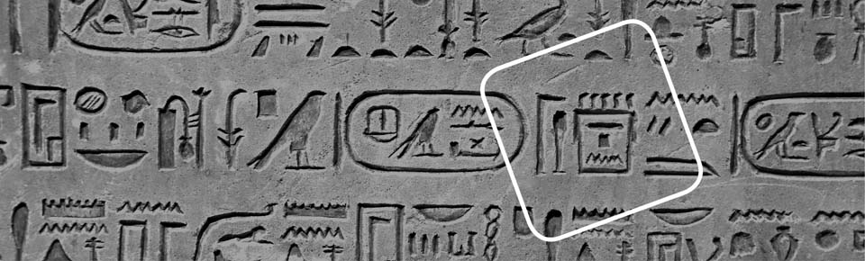 Hieroglyphen vor grauem Hintergrund