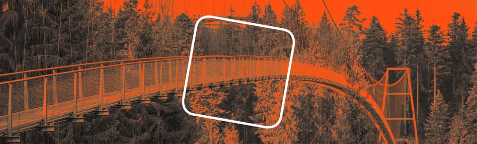 Brücke vor orangenem Hintergrund 