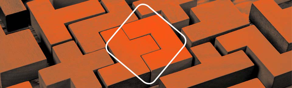 Tetris-Bausteine vor orangenem Hintergrund 