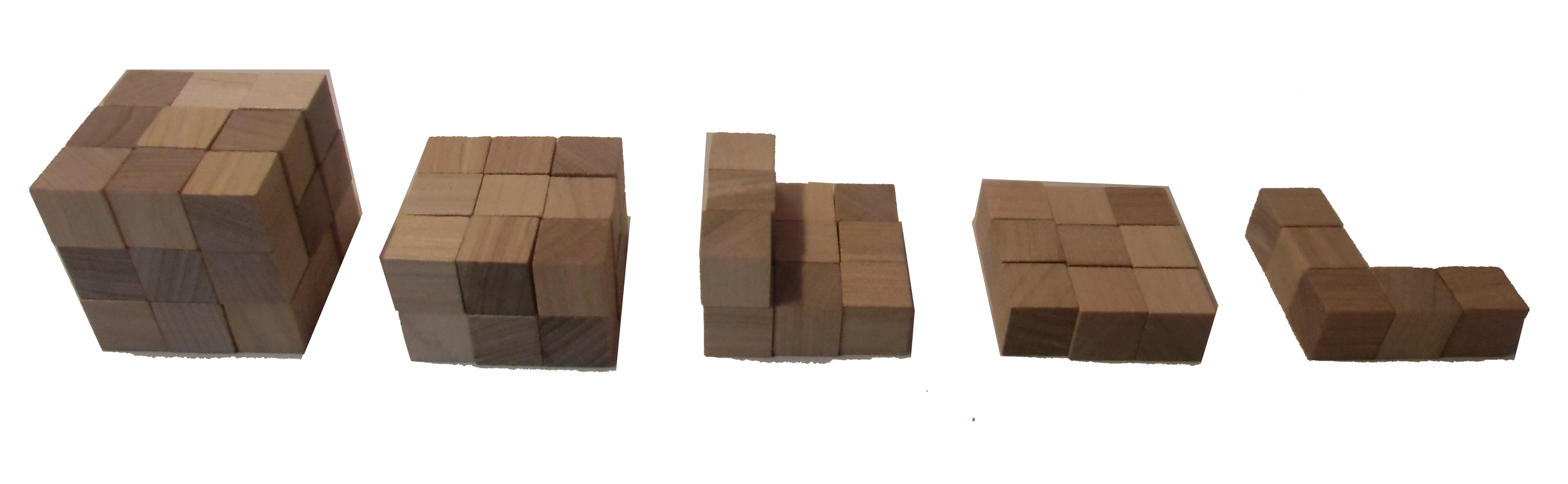 Ein großer Holzwürfel ist zusammengestzt aus 3 Ebenen mit jeweils 3 Würfeln in 3 Reihen. Die Zerlegung des Würfels wird schrittweise vorgenommen. 